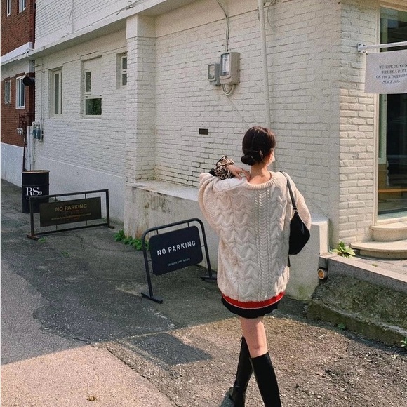 Cozy Knit Sweater with Red and Black Accents - Picture 6 of 7